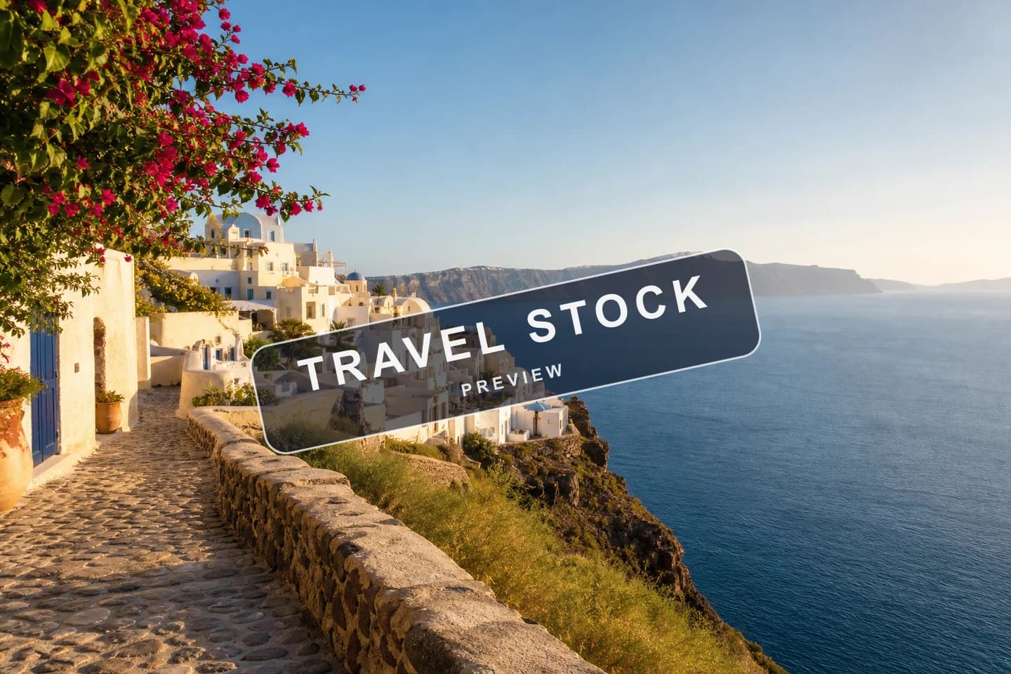 Kystlandsbyfoto med et TRAVEL STOCK tekstvandmærke